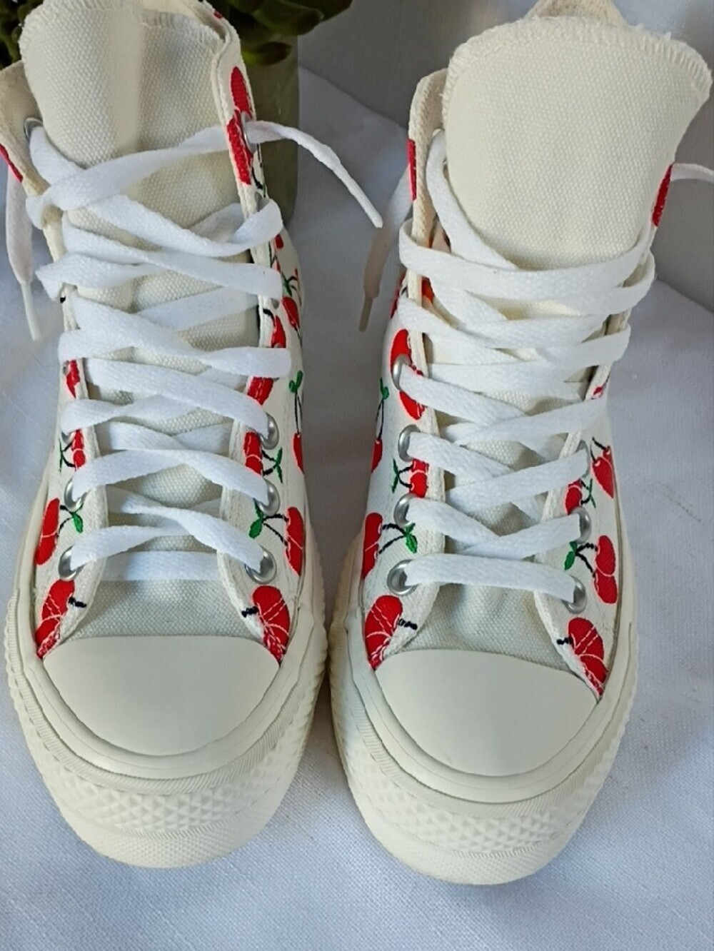 Converse Women's Chuck Taylor High Top Sneakers with 🍒 Cherry Print Size 6.5 - Picture 4 of 10
